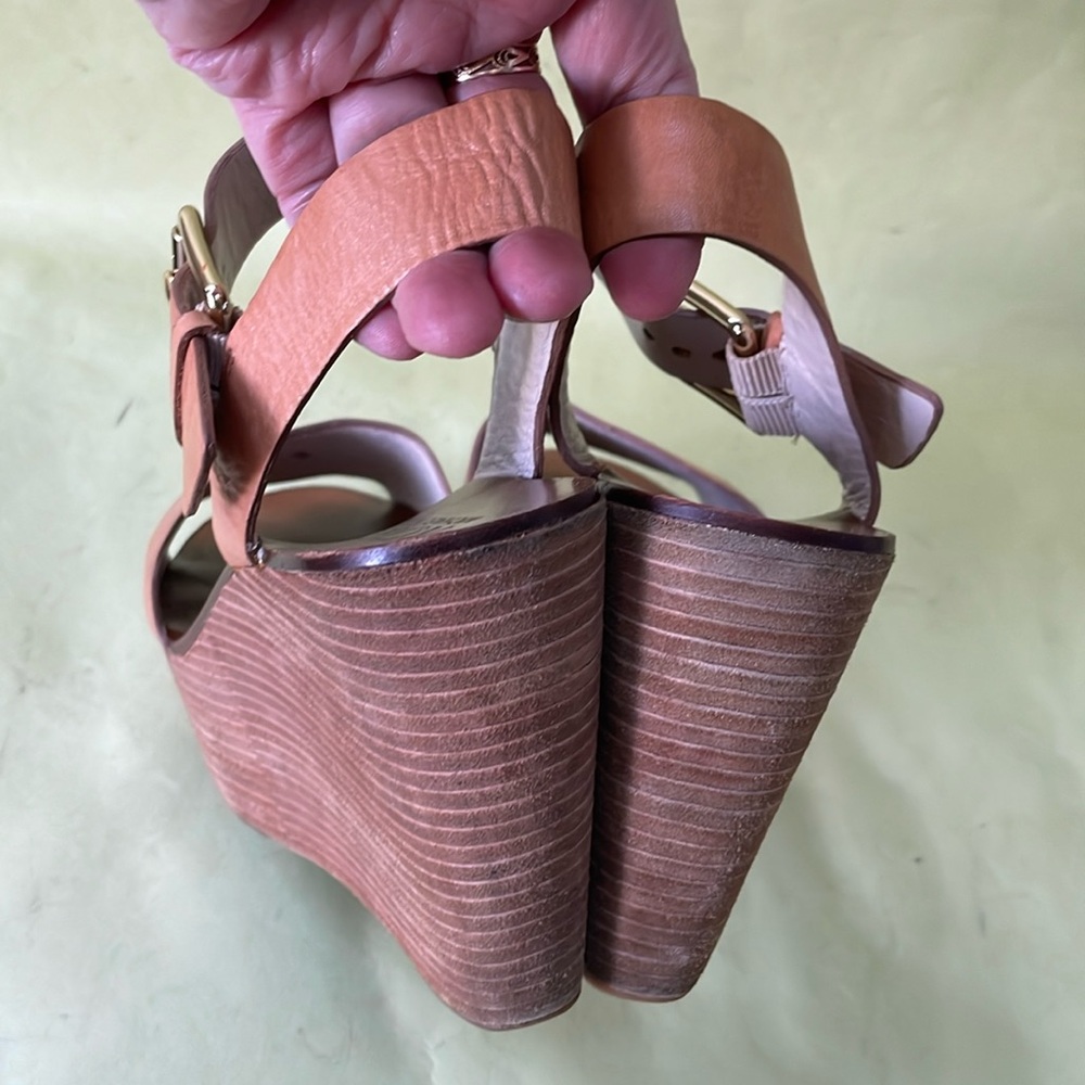 Vintage caramel color/gold Kors Michael Kors leather wedges - Picture 7 of 11